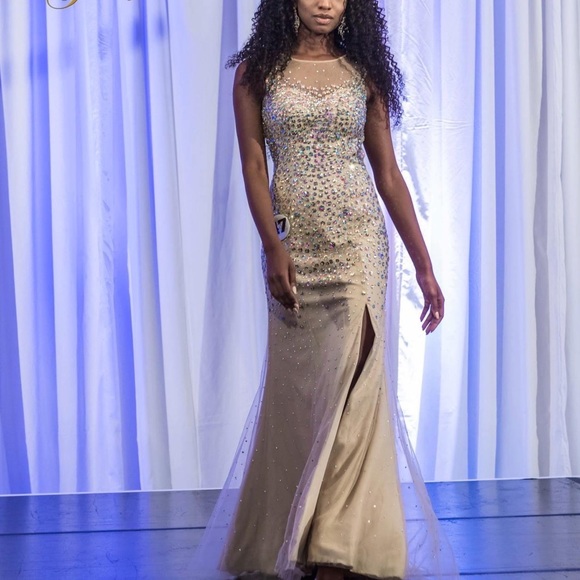 Stunning sparkling Dress, formal, open back, with slit. - Picture 4 of 6